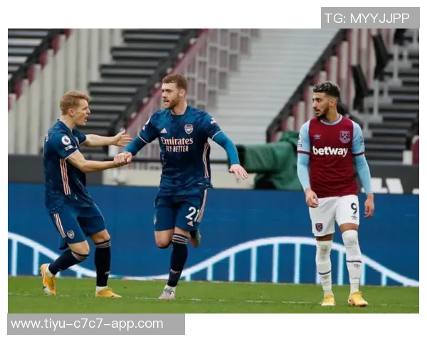 刘浩帆小禁区内解围失误险酿乌龙球队友遭殃令人捏把汗